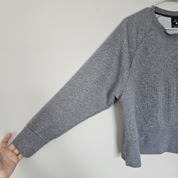 Nike Dri-Fit Embossed Logo Cropped Boxy Sweatshirt in Grey Size L - Picture 5 of 8